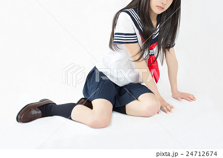 女子高生 セーラー服 座るの写真素材