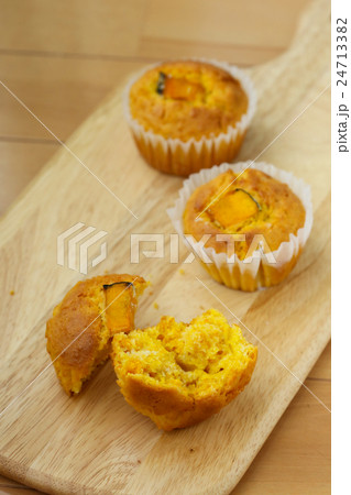 おうちでお菓子作り かぼちゃマフィン おうちでお菓子作り かぼちゃマフィン 24713382