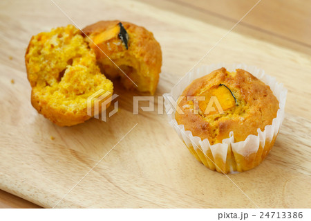 おうちでお菓子作り かぼちゃマフィン おうちでお菓子作り かぼちゃマフィン 24713386
