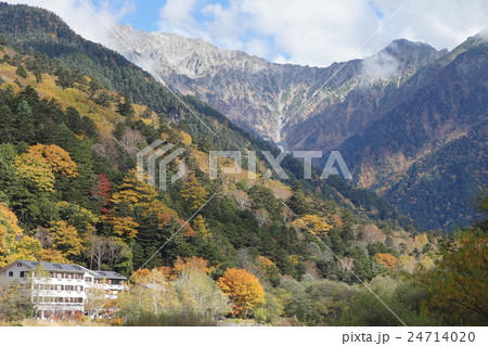 色づく山 色づく山 24714020