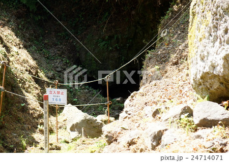 石見銀山の坑道 24714071