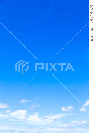 雲　綿雲　積雲　筋雲　高積雲　青い空　白い雲　真夏の空　背景用素材　クラウド　青空　合成用背景 24714674