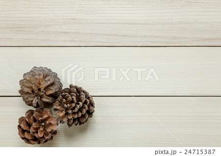Top view pine cones on wood table background. 24715387