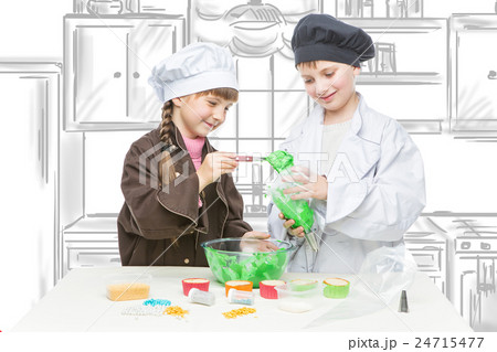 Children making christmas cupcakes 24715477