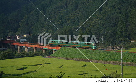 JR九州の九大本線を走るゆふいんの森号 JR九州の九大本線を走るゆふいんの森号 24717444