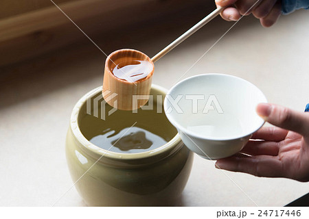 甕 日本酒 柄杓 甕 日本酒 柄杓 24717446