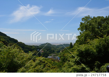 小城町清水の集落と遠くに小城市と佐賀平野 24717758