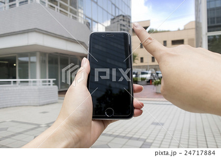 オフィス街でスマートフォン オフィス街でスマートフォン 24717884