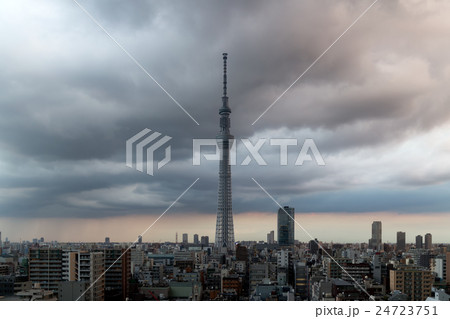 夕空を覆う雨雲と東京の街並 24723751