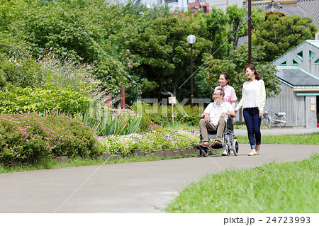 介護イメージ・公園 介護イメージ・公園 24723993