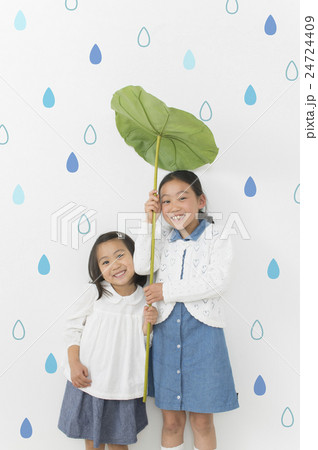 雨降りイメージ　葉っぱの傘をさす女の子 24724409