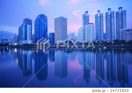 バンコク、都市、都会の夕景、マジックアワー 24725850