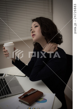 残業 女性の写真素材