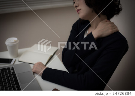 残業 女性 残業 女性 24726884