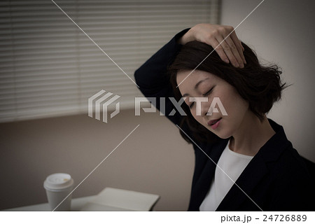 残業　女性 24726889