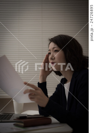 残業 女性 残業 女性 24726895