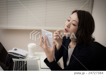 残業 女性 残業 女性 24727364