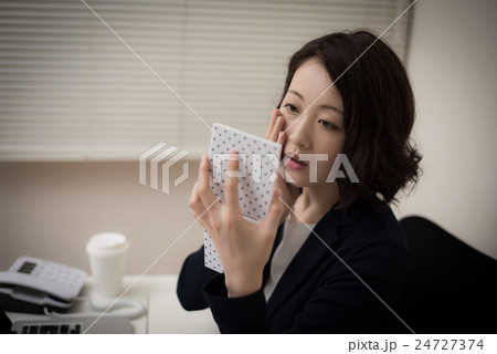 残業　女性 24727374