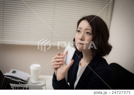残業　女性 24727375