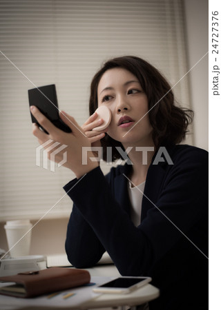 残業　女性 24727376