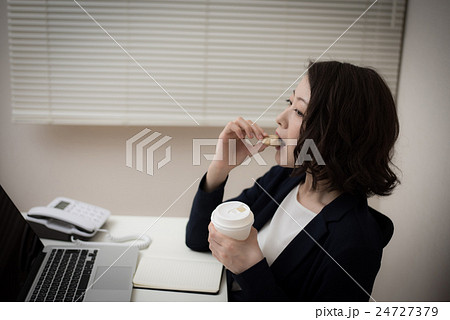 残業 女性 残業 女性 24727379