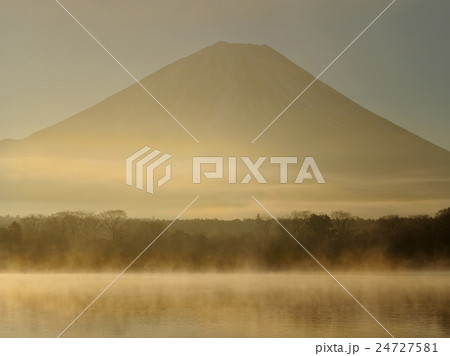 精進湖の朝 24727581