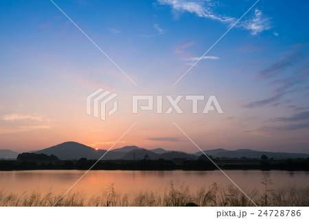 河畔からの日の出の瞬間の風景 24728786