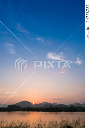 河畔からの日の出の風景 24728787