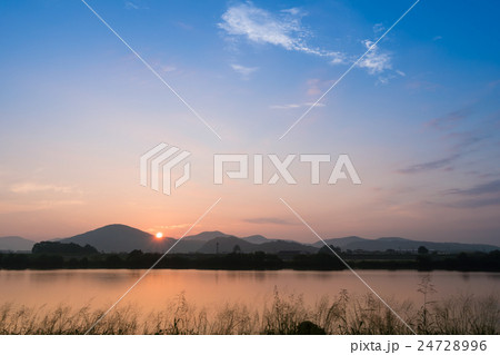 河畔のすがすがしい朝景 24728996