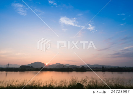 河畔のすがすがしい朝景 24728997