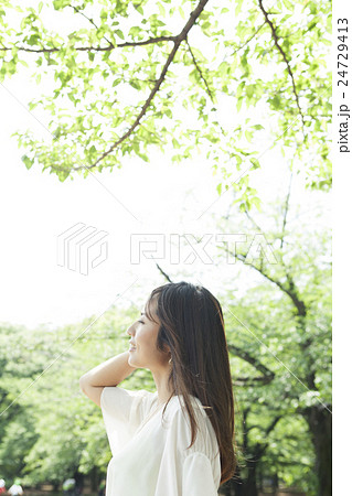 緑の中の女性 24729413