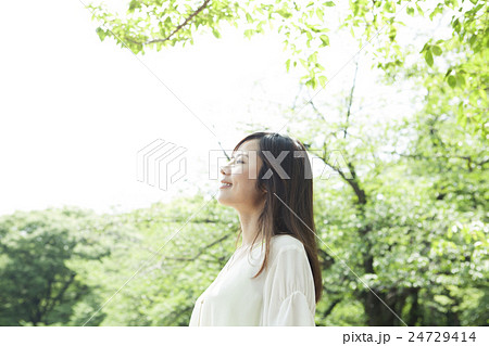 緑の中の女性 24729414