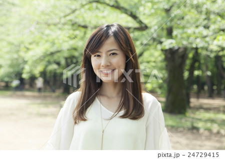 緑の中の女性 24729415