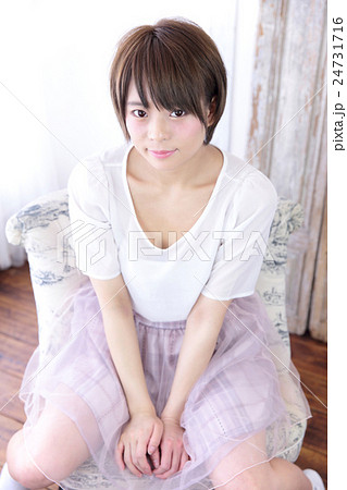 若い女性　ヘアスタイル 24731716