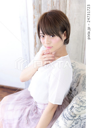 若い女性　ヘアスタイル 24731723