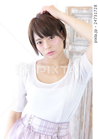 若い女性 ヘアスタイル 若い女性 ヘアスタイル 24731728