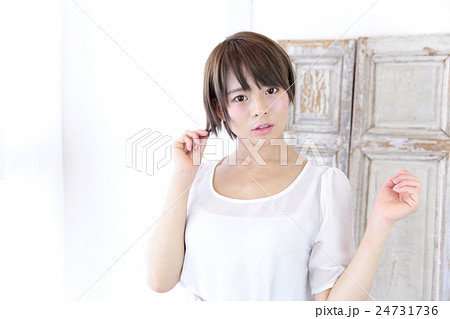 若い女性　ヘアスタイル 24731736