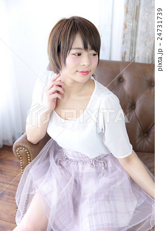 若い女性　ヘアスタイル 24731739