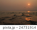竹富島・西桟橋からの夕日（横） 24731914