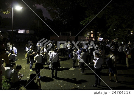 16年8月 深夜にポケモンgoを楽しむ人々 上野公園 の写真素材