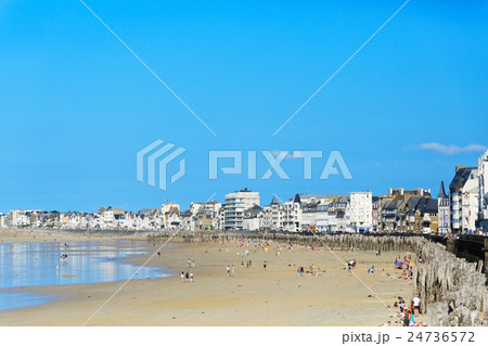 フランスの城塞都市サンマロのビーチと青空 24736572