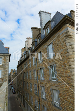 フランスの城塞都市サンマロ市内の住宅街 24736584