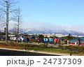 冬山を見ながらランニングする中学生たち 24737309