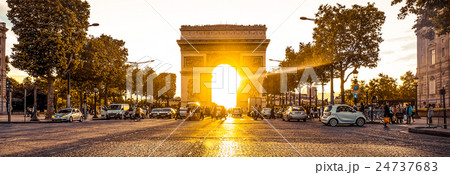 Beautiful sunset over Arc de Triomphe, Paris 24737683
