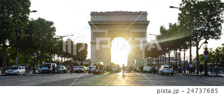 Beautiful sunset over Arc de Triomphe, Paris Beautiful sunset over Arc de Triomphe, Paris 24737685