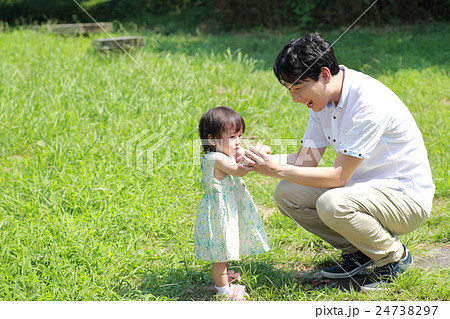 赤ちゃん イクメン ベビー 幼児 女の子 1才 1歳 公園 歩く 歩行 楽しい 笑顔 元気 の写真素材