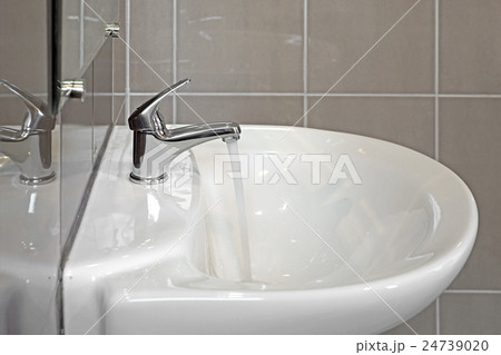ceramic washbasin and metal faucet ceramic washbasin and metal faucet 24739020