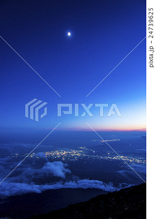 月と駿河湾の夜景 24739625