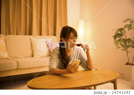 若い女性 若い女性 24741242
