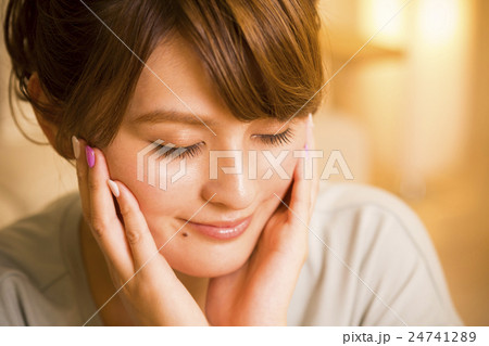 若い女性 若い女性 24741289